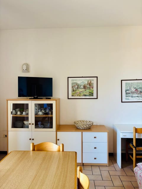 TV and multimedia, Kitchen or kitchenette, Living room, Seating area, Dining area