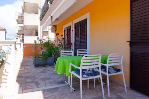 Yellow house apartments Apartment in Podstrana