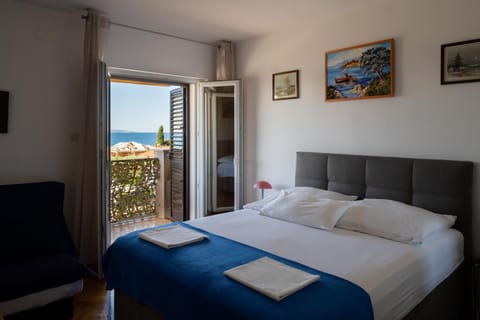 Yellow house apartments Apartment in Podstrana