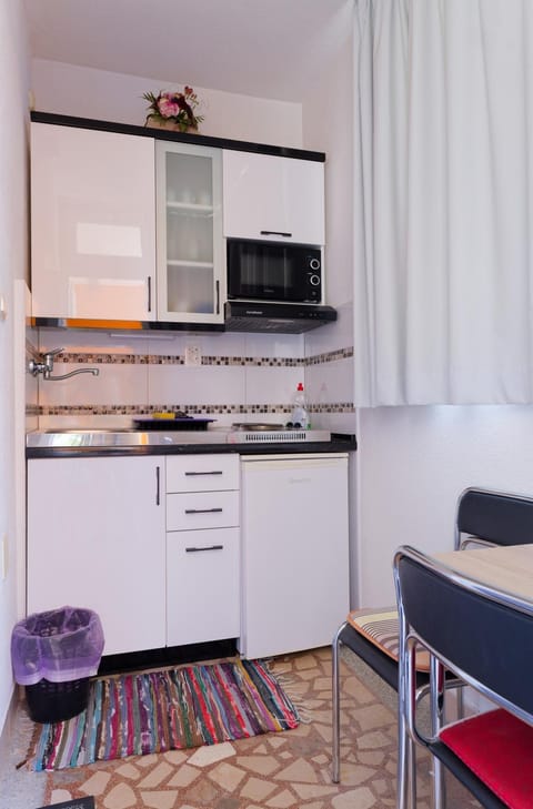 Yellow house apartments Apartment in Podstrana