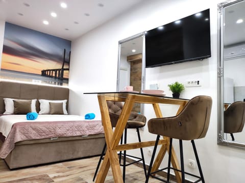 TV and multimedia, Seating area, Dining area