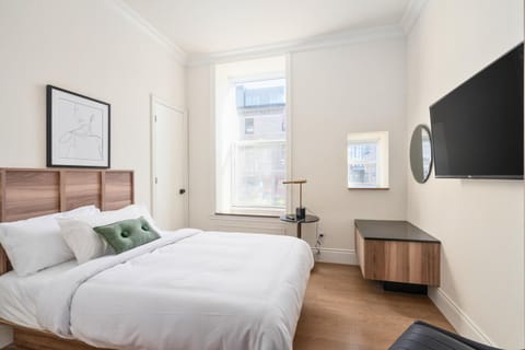 Bed, TV and multimedia, Photo of the whole room, Bedroom
