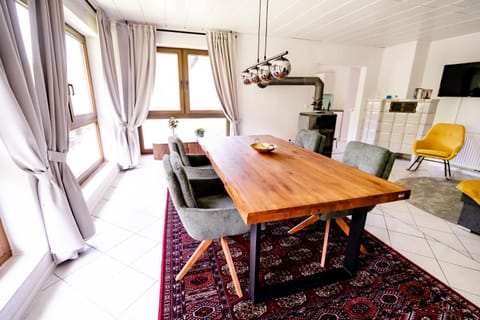 TV and multimedia, Living room, Seating area, Dining area, Food, Lunch, Dinner, fireplace, fireplace, furniture