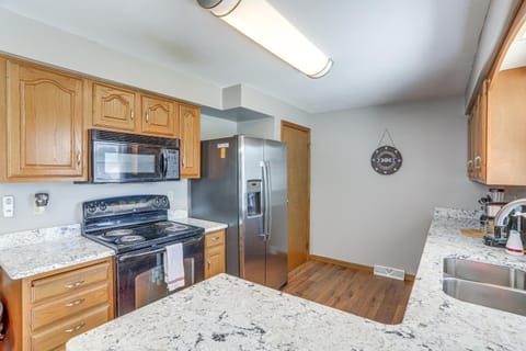 Lake Erie Family Getaway in Amherst Pets Welcome! House in Lake Erie