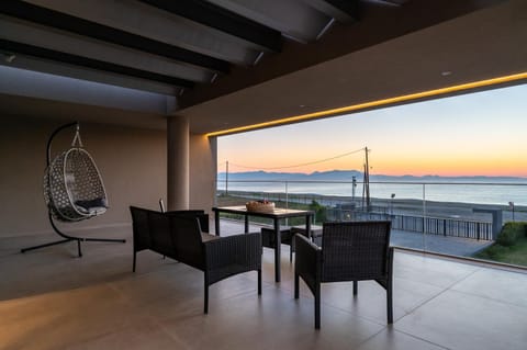 Patio, Natural landscape, View (from property/room), Balcony/Terrace, Seating area, Beach, Sea view, Sunrise