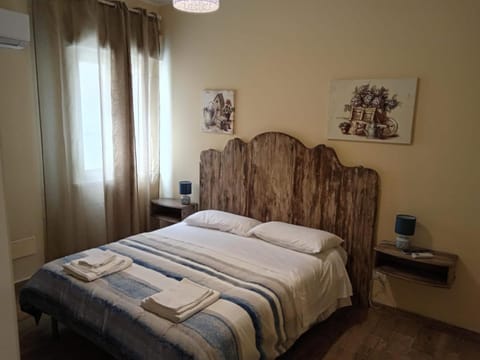 Bedroom, towels