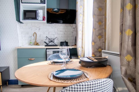Kitchen or kitchenette, Dining area, minibar