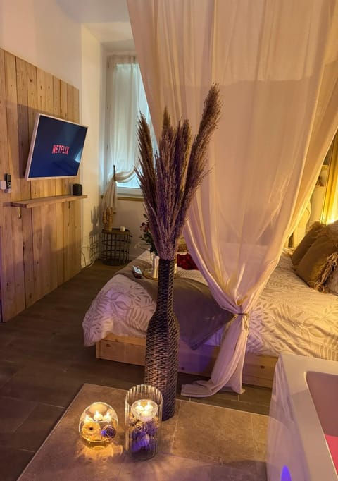 Bed, TV and multimedia, Photo of the whole room, Evening entertainment, Bedroom