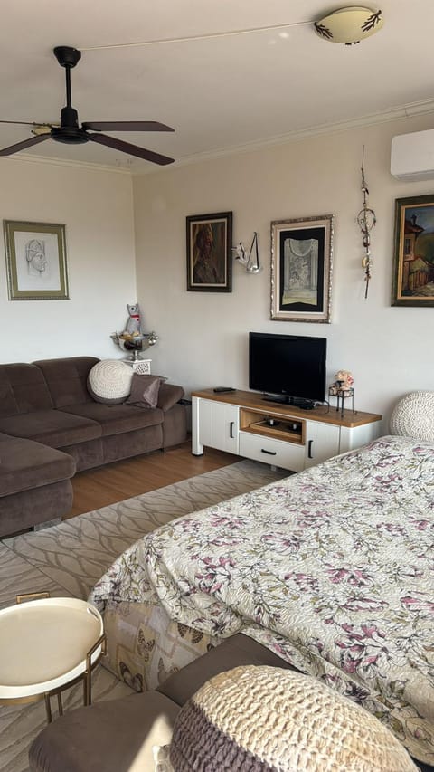 Kazanlak DOWNTOWN Central Apartment Guesthouse with Full Kitchen, Panoramic Views, Self Check-in & Free Parking, Best Value! Apartment in Stara Zagora, Bulgaria