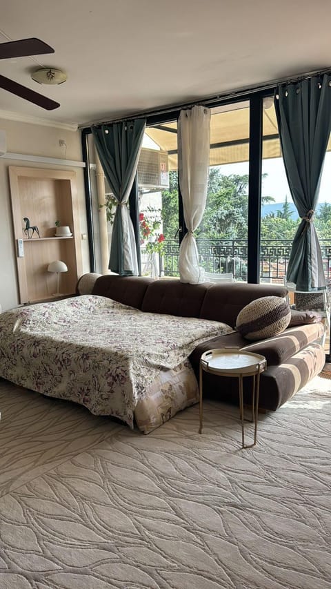 Kazanlak DOWNTOWN Central Apartment Guesthouse with Full Kitchen, Panoramic Views, Self Check-in & Free Parking, Best Value! Apartment in Stara Zagora, Bulgaria