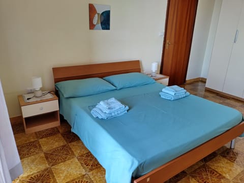 Bed, Photo of the whole room, Bedroom, towels