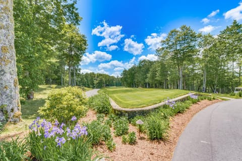 Mountain Time Cashiers Condo with Deck and Views! Apartment in Lake Glenville