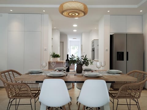 Kitchen or kitchenette, Seating area, Dining area