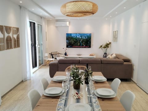 TV and multimedia, Living room, Seating area, Dining area