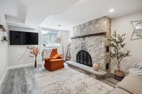 TV and multimedia, Living room, Seating area, flat iron