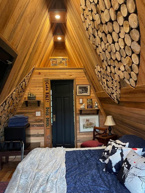 Bed, Living room, Photo of the whole room, Seating area, Bedroom