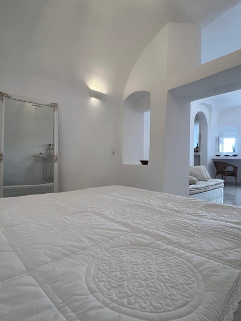 Cave Noelia Apartment in Mesaria