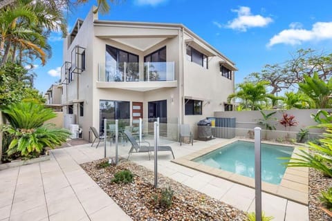 Property building, Garden, Swimming pool, sunbed