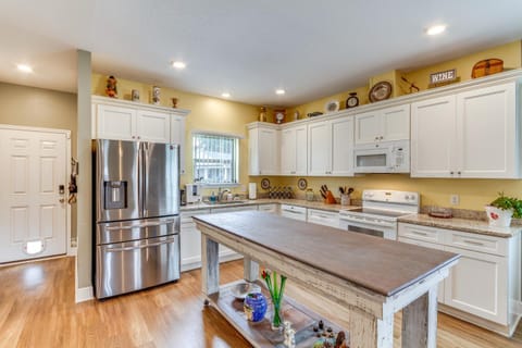 Pet-Friendly Pensacola Home about 2 Mi to Bruce Beach! House in Pensacola