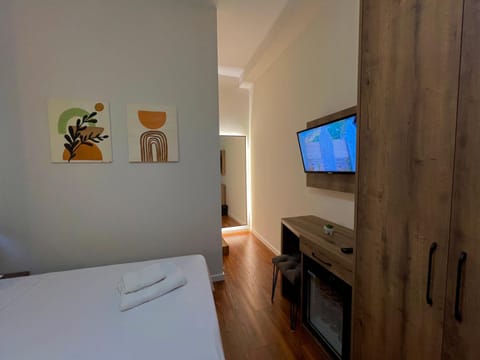 Bed, TV and multimedia, Bedroom