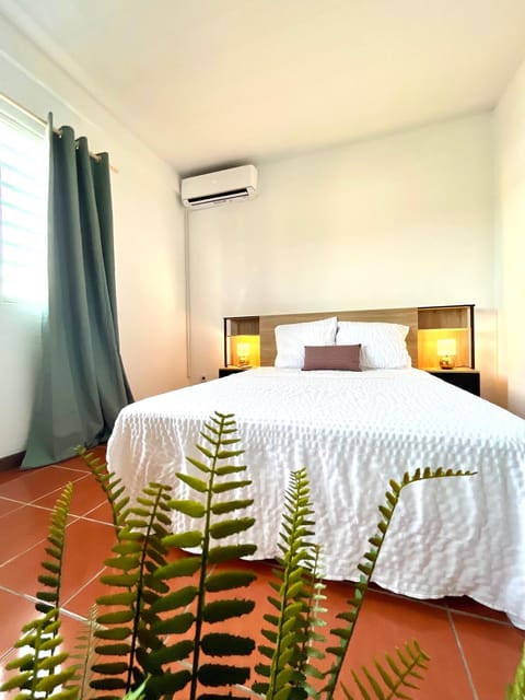 Bed, Photo of the whole room, Bedroom, air conditioner