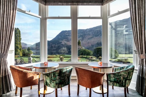 Lounge or bar, Mountain view