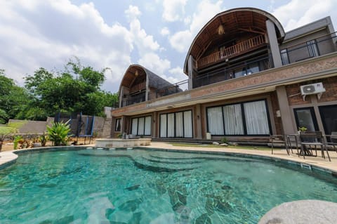 Property building, Day, Pool view, Swimming pool
