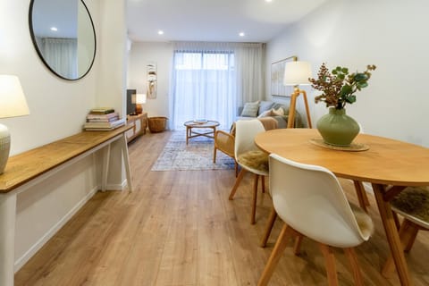 TV and multimedia, Living room, Decorative detail, Seating area, Dining area, air conditioner