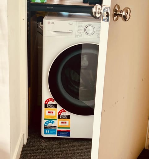 Tamar Valley Treetop Retreat with River Views Apartment in Grindelwald