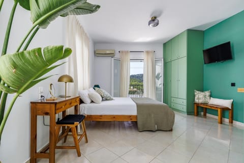 Bed, TV and multimedia, Photo of the whole room, Bedroom