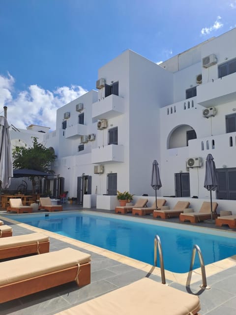 Property building, Balcony/Terrace, Swimming pool, sunbed