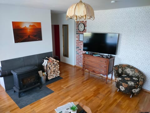 Communal lounge/ TV room, TV and multimedia, Living room, Seating area, Evening entertainment