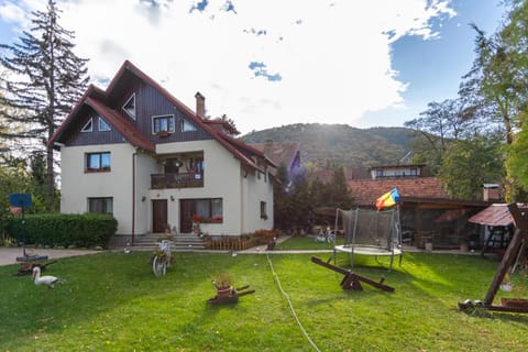 Property building, Spring, Day, Natural landscape, Garden, Garden view, Mountain view