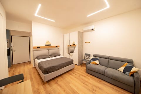 Bed, Living room, Photo of the whole room, Seating area, Bedroom