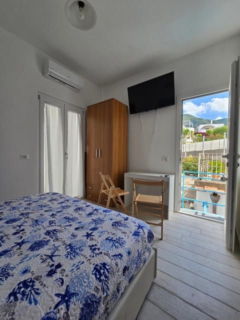 Bed, TV and multimedia, Photo of the whole room, Bedroom, air conditioner