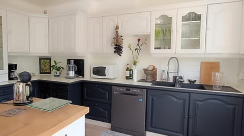 Coffee/tea facilities, dishwasher, microwave, oven, stove