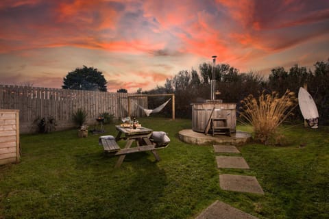 Natural landscape, Garden, Hot Tub, Seating area, Sunset