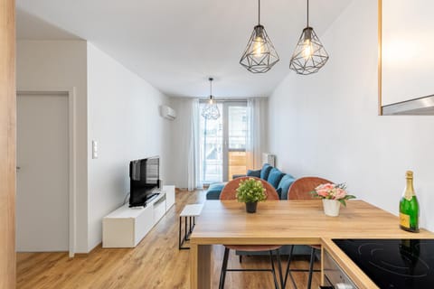 Communal lounge/ TV room, Kitchen or kitchenette, Living room, Seating area, Dining area, Evening entertainment
