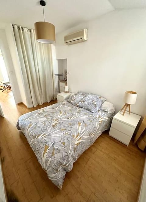 Bed, Bedroom, air conditioner