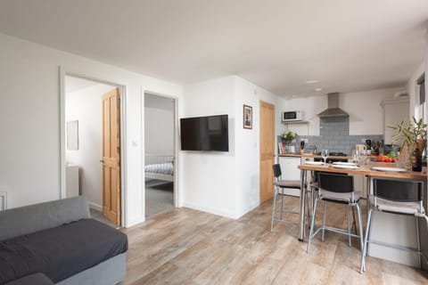 TV and multimedia, Kitchen or kitchenette, Living room, Seating area, Dining area, internet, microwave