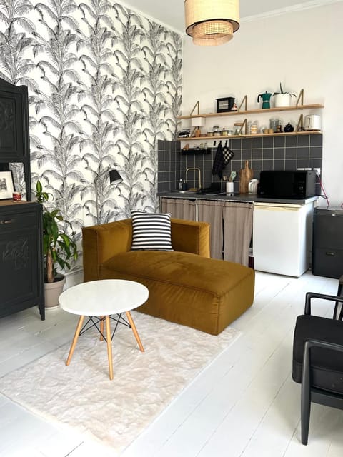 Kitchen or kitchenette, Living room, Seating area, Dining area