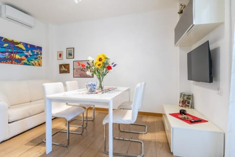 Communal lounge/ TV room, TV and multimedia, Living room, Seating area, Dining area, air conditioner