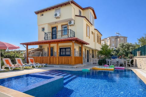 Property building, Patio, Day, Pool view, Swimming pool, Swimming pool, sunbed