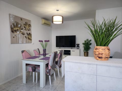Living room, Dining area, air conditioner