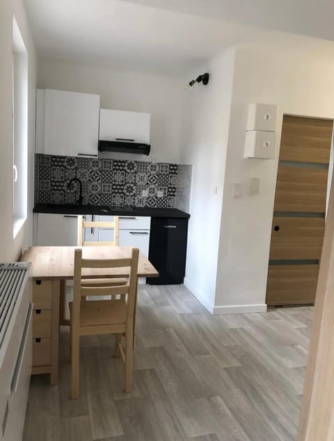 Kitchen or kitchenette, Dining area, stove