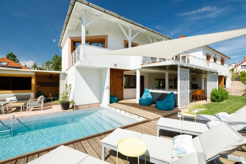 Patio, Swimming pool, sunbed