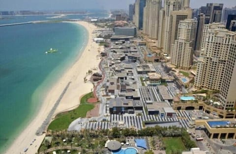 Stunning Apartment, Partial Sea View, Canal Marina View, 5 min walk To JBR Beach and METRO Apartment in Dubai