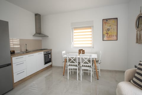 Kitchen or kitchenette, Dining area, oven, stove