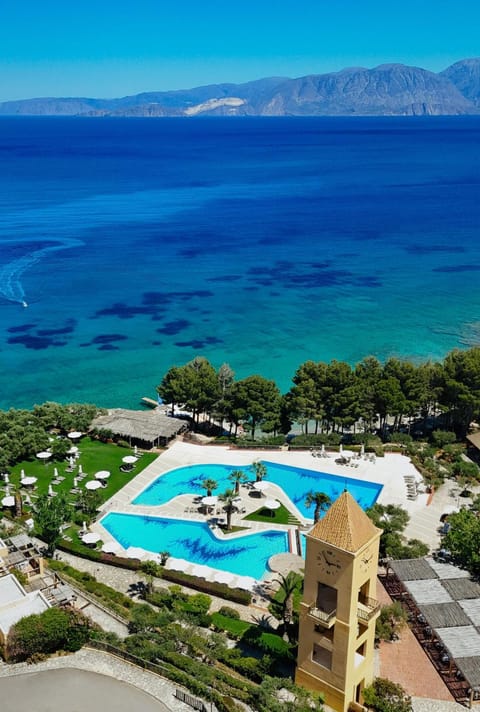 Property building, Sea view, Swimming pool