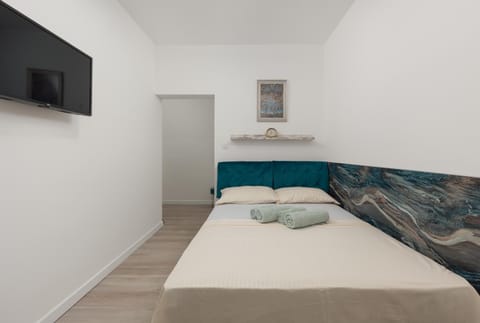 Bed, TV and multimedia, Bedroom